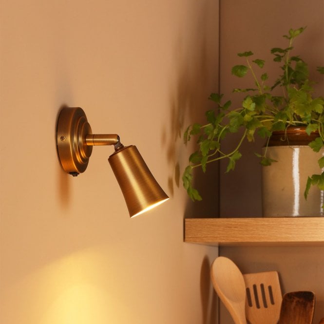 där lighting Jedrek Single Aged Brass Spotlight